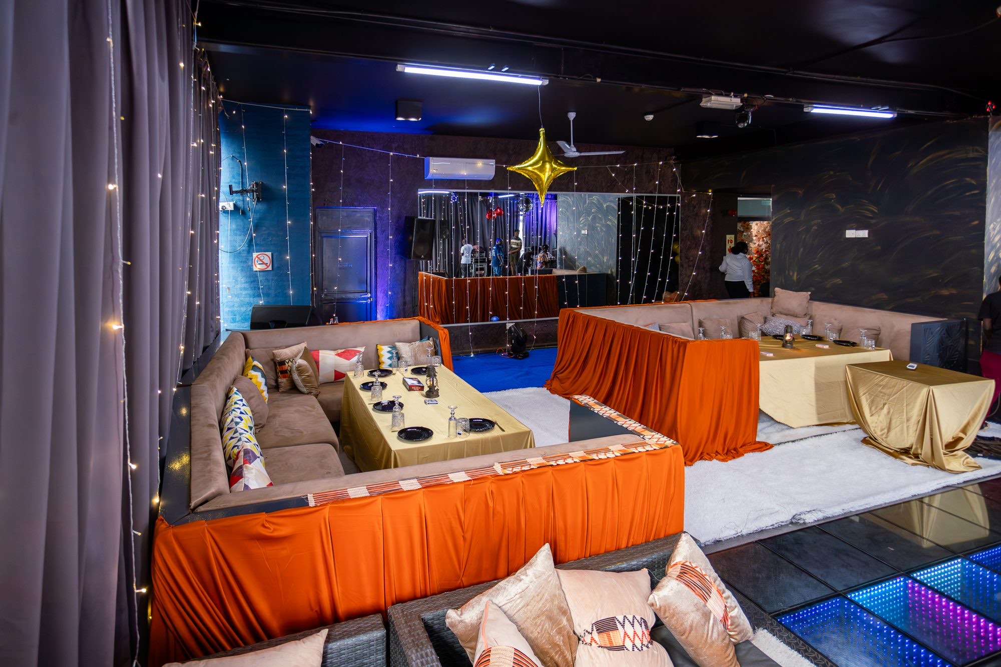 Eclipse covered lounge seating