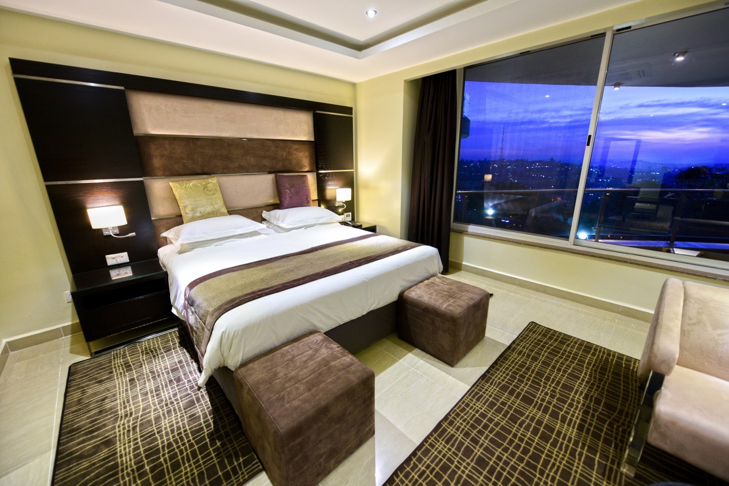 Suite bedroom with panoramic city view