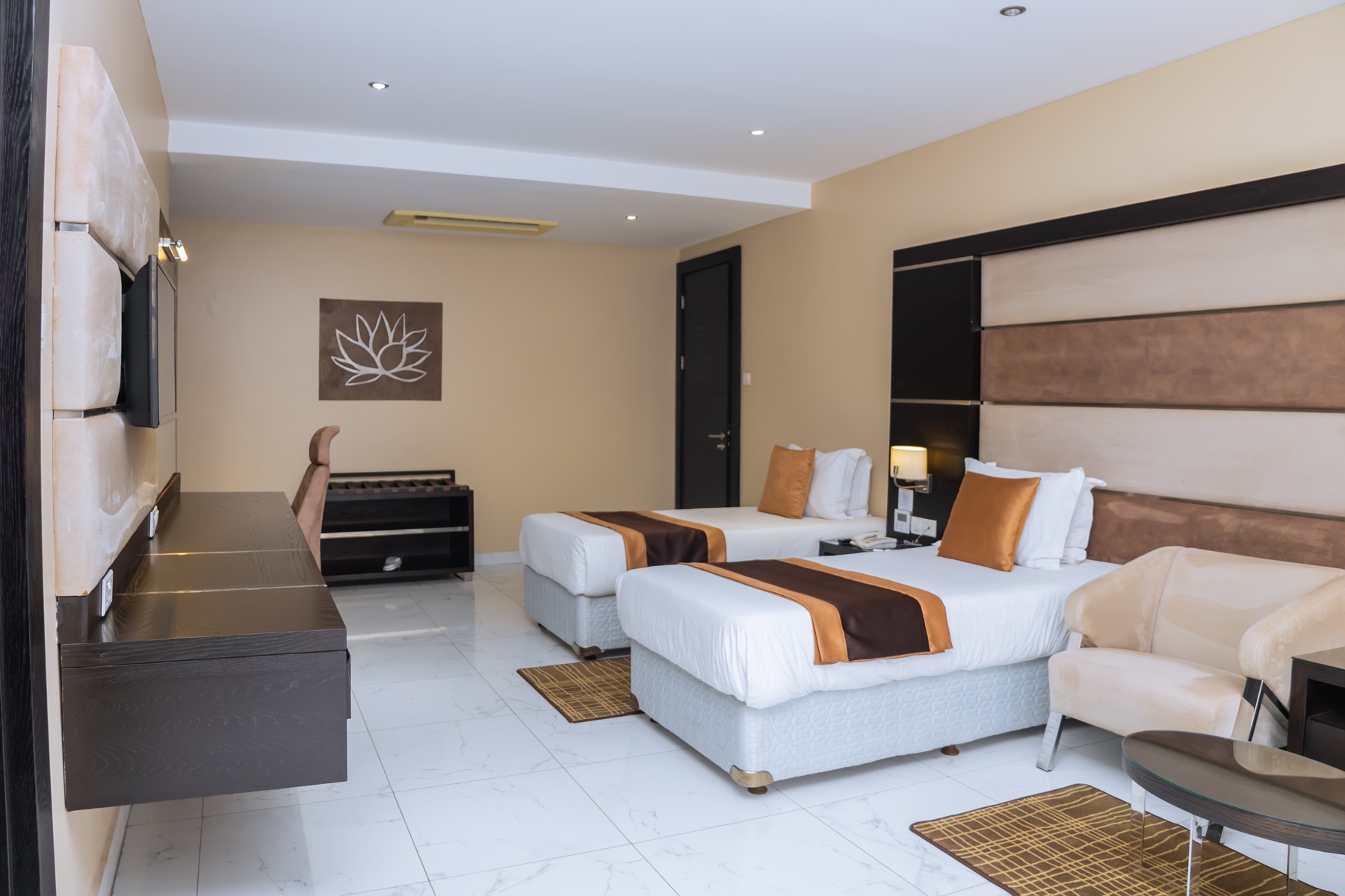 Twin Suite TV wall and workspace